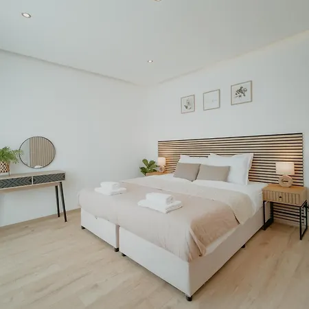 Avenue Center Sea Garden Warna